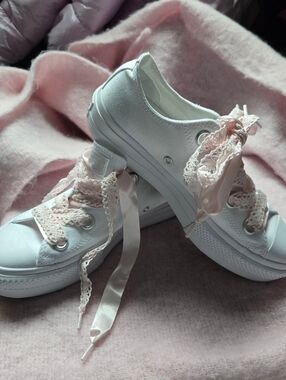 NWOT. Converse White Platform Canvas Sneakers with 2 Sets Of Pink Laces. Size 8
